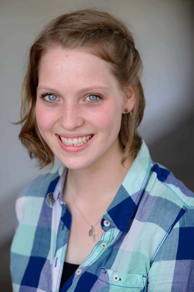 Laura 800x1200